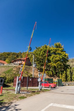 Sırbistan 'ın Mokra Gora kentinde demiryolu geçişindeki eski engeller