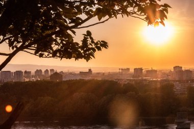 Sırbistan 'ın Novi Sad kentinde günbatımı