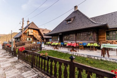 Sırbistan 'ın Mokra Gora kenti yakınlarındaki Drvengrad (Kustendorf) ahşap evleri