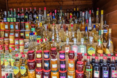 ZLATIBOR, SERBIA - 6 Ekim 2021: Sırbistan 'ın Zlatibor kentinde satılık yerel ürünler