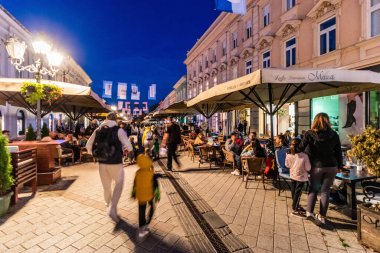 NOVI SAD, SERBIA - 3 Ekim 2021: Sırbistan 'ın Novi Sad kentindeki Zmaj Jovina yaya yolunun akşam manzarası