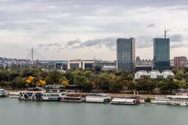 Sırbistan 'ın başkenti Belgrad' daki Sava nehri üzerindeki Novi Beograd (Yeni Belgrad) mahallesi manzarası