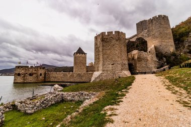 Sırbistan 'ın Golubac ortaçağ kalesine bakış