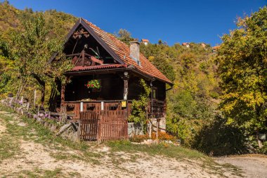 Sırbistan 'ın Mokra Gora kenti yakınlarındaki kır evi