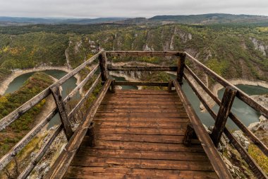Sırbistan 'ın Uvac nehri kanyonu üzerindeki gözlem platformu Molitva