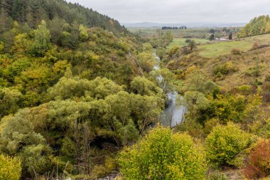 Sırbistan 'ın Sjenica kenti yakınlarındaki Vapa nehrinin sonbahar manzarası