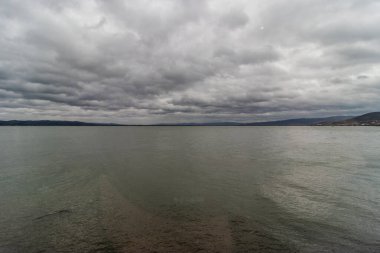 Sırbistan ile Romanya arasında Tuna Nehri üzerindeki Demir Kapı rezervuarı