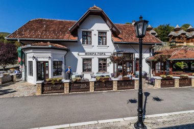 MOKRA GORA, SERBIA - 5 Ekim 2021: Sırbistan 'ın Mokra Gora kentindeki demiryolu istasyonu