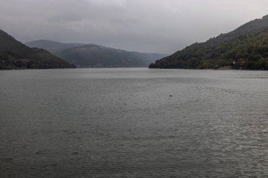 Sırbistan ile Romanya arasında Tuna Nehri üzerindeki Demir Kapı rezervuarı