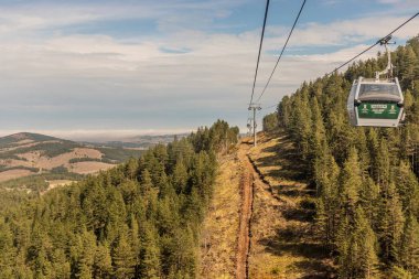 TORNIK, SERBIA - 6 Ekim 2021: Sırbistan 'ın Tornik dağı yakınlarındaki Altın Gondola