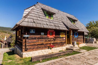 DRVENGRAD, SERBIA - 5 Ekim 2021: Sırbistan 'ın Mokra Gora kenti yakınlarındaki Drvengrad (Kustendorf) ahşap ev