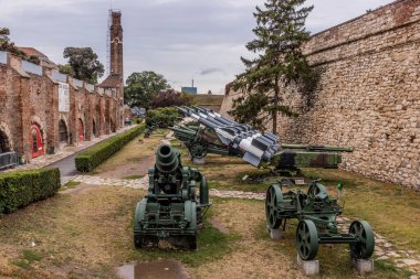 BELGRAD, SERBIA - 8 Ekim 2021: Belgrad Kalesi 'nde Açık Topçu ve Tank Sergisi, Sırbistan