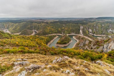 Sırbistan 'ın Uvac nehri kanyonunda sonbahar manzarası