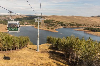 ZLATIBOR, SERBIA - 6 Ekim 2021: Sırbistan 'ın Zlatibor kenti yakınlarındaki Altın Gondola ve Ribnicko jezero rezervuarı