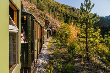 Sarganska Osmica (Sargan Sekizlisi) dar kalibreli miras demiryolu üzerinde bir tünele giren tren, Sırbistan