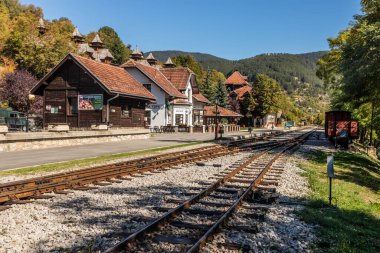MOKRA GORA, SERBIA - 5 Ekim 2021: Sırbistan 'ın Mokra Gora kentindeki demiryolu istasyonu