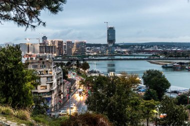 Sırbistan 'ın Belgrad kentindeki Sava nehri üzerindeki köprülerin akşam manzarası