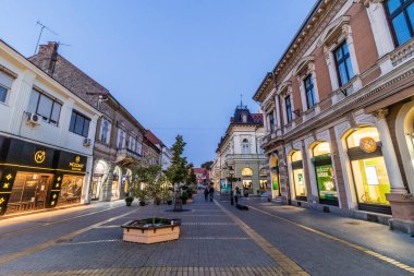 SUBOTICA, SERBIA - 2 Ekim 2021: Sırbistan 'ın Subotica kentindeki yayaların akşam manzarası