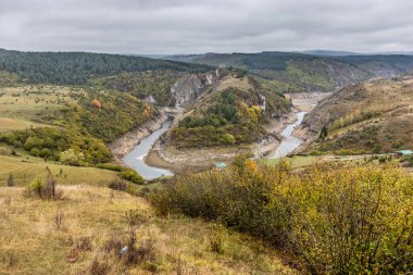 Sırbistan 'ın Sjenica kenti yakınlarındaki Uvac Nehri Kanyonu