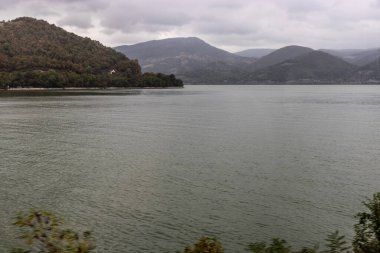 Sırbistan ile Romanya arasında Tuna Nehri üzerindeki Demir Kapı rezervuarı