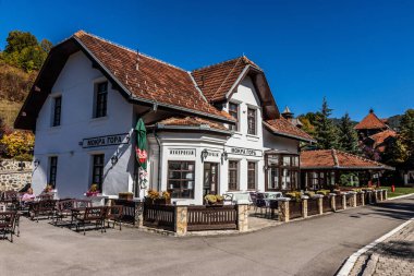 MOKRA GORA, SERBIA - 5 Ekim 2021: Sırbistan 'ın Mokra Gora kentindeki demiryolu istasyonu