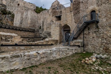Sırbistan 'ın Golubac ortaçağ kalesinin avlusu