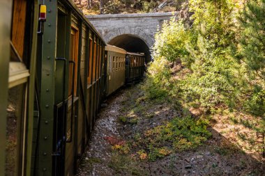 Sarganska Osmica (Sargan Sekizlisi) dar kalibreli miras demiryolu üzerinde bir tünele giren tren, Sırbistan