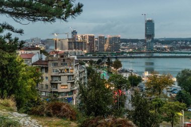 Sırbistan 'ın Belgrad kentindeki Sava nehri üzerindeki köprülerin akşam manzarası