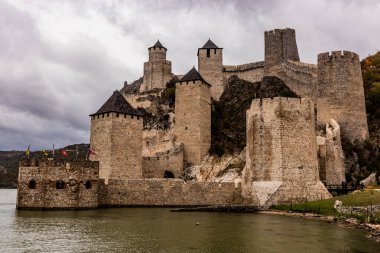 Sırbistan 'ın Golubac ortaçağ kalesine bakış