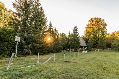 Sırbistan 'ın Mitrovac köyü yakınlarındaki bir kırsal yerleşim yerinin üzerinde gün batımı