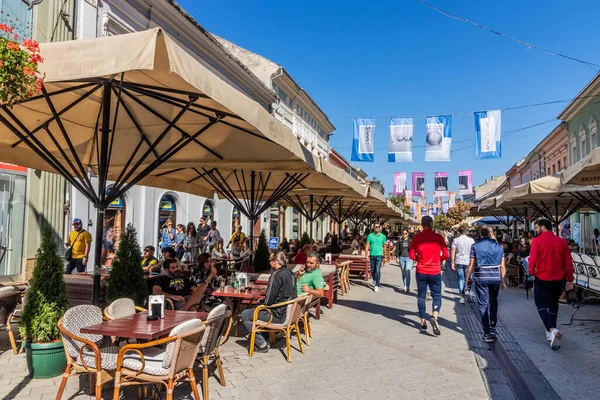 NOVI SAD, SERBIA - 3 Ekim 2021: Sırbistan 'ın Novi Sad kentinde Zmaj Jovina yaya yolu