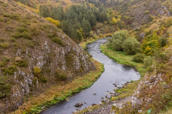 Sırbistan 'ın Sjenica kenti yakınlarındaki Vapa nehrinin sonbahar manzarası