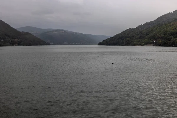 Sırbistan ile Romanya arasında Tuna Nehri üzerindeki Demir Kapı rezervuarı