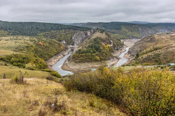 Sırbistan 'ın Sjenica kenti yakınlarındaki Uvac Nehri Kanyonu