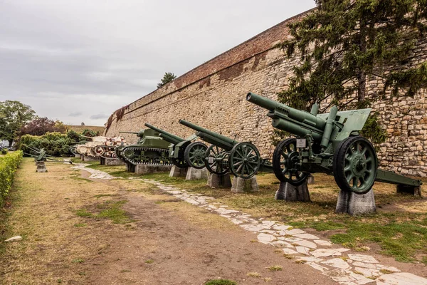 BELGRAD, SERBIA - 8 Ekim 2021: Belgrad Kalesi 'nde Açık Topçu ve Tank Sergisi, Sırbistan