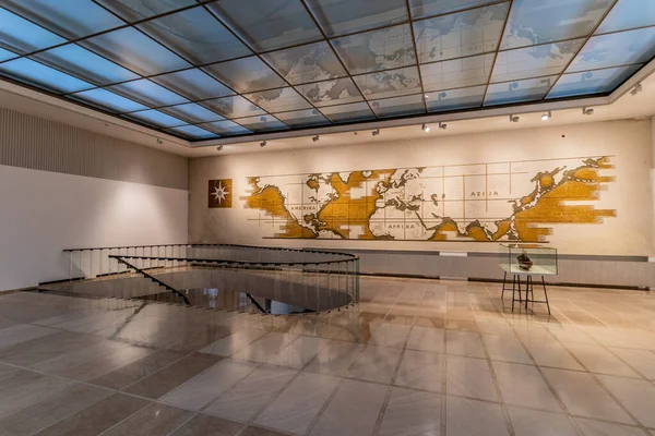 BELGRAD, SERBIA - 8 Ekim 2021: Belgrad, Sırbistan 'daki Yugoslavya Müzesinin İçi