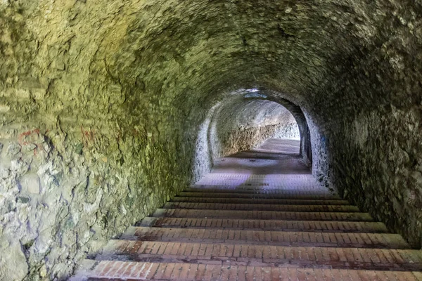 Sırbistan 'ın Novi Sad kentindeki Petrovaradin Kalesindeki Merdiven