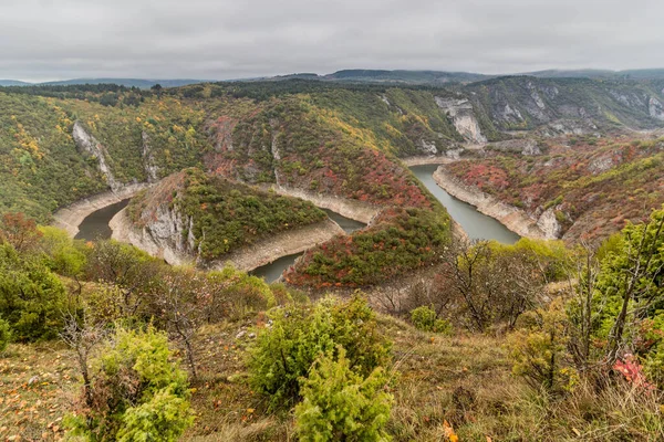 Sırbistan 'ın Sjenica kenti yakınlarındaki Uvac nehir kanyonunun sonbahar manzarası