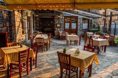 Yunanistan 'ın Mora yarımadasındaki Vytina köyündeki restoran terası