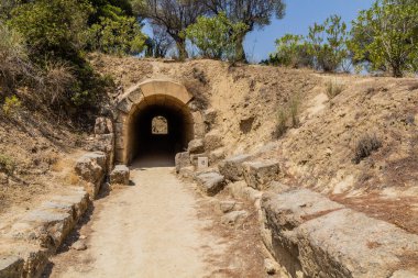 Yunanistan 'ın Mora yarımadasındaki antik Nemea Stadyumu' na giden tünel