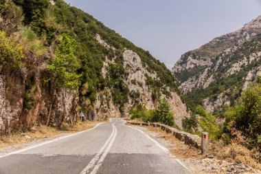 Langada yakınlarındaki 82. Yol Peloponese yarımadası, Yunanistan