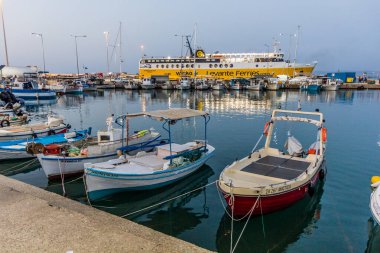 KILLINI, GREECE - 9 AĞUSTOS 2021: Yunanistan 'ın Mora yarımadasındaki Killini limanında tekneler