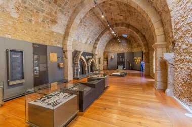 CHLEMOUTSI, GREECE - 9 AĞUSTOS 2021: Yunanistan 'ın Peloponnese yarımadasındaki ortaçağ şatosunda sergiler