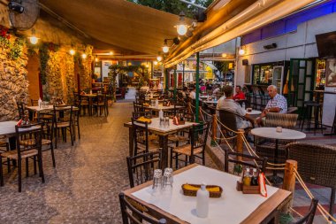 ANCIENT CORINTH, GREECE - 4 Ağustos 2021: Antik Korint 'te (Archaia Korinthos) açık hava restoranları, Yunanistan