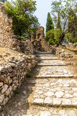 Yunanistan 'ın Mora yarımadasındaki Mystras harabelerinde yol