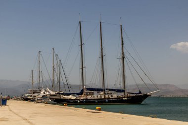Yunanistan 'ın Nafplio limanında yelkenli tekneleri