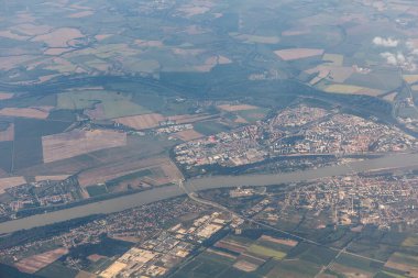 Tuna Nehri üzerinde Komarno (Slovakya) ve Komarom (Macaristan) hava manzarası