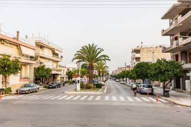 SPARTA, GREECE - 11 Ağustos 2021: Yunanistan 'ın Mora yarımadasındaki Sparta' da bir caddenin görüntüsü