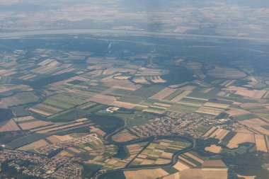 Macaristan 'da Tuna Nehri ile Halaszi köyünün hava manzarası