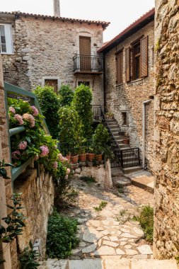 Yunanistan 'ın Mora yarımadasındaki Dimitsana köyündeki avlu